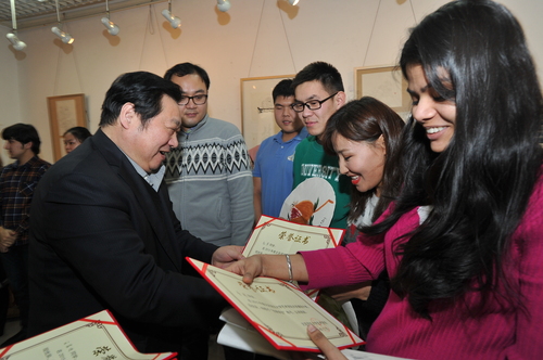 书记为学生颁发证书 书记为学生颁发证书