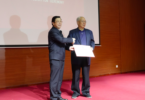 北京语言大学校长刘利向教育部原常务副部长张保庆颁发聘书 北京语言大学校长刘利向教育部原常务副部长张保庆颁发聘书