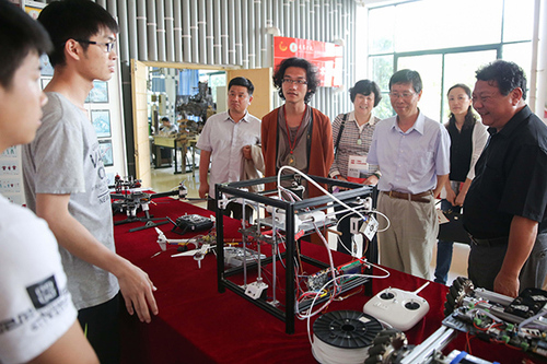 崔希亮校长观摩武夷学院学生作品 崔希亮校长观摩武夷学院学生作品