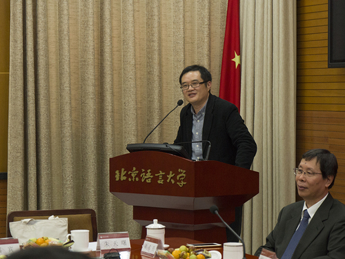 中国书法国际传播研究院常务副院长朱天曙主持第二届中国书法国际传播论坛。(图片由中国书法国际传播研究院提供) 中国书法国际传播研究院常务副院长朱天曙主持第二届中国书法国际传播论坛。(图片由中国书法国际传播研究院提供)