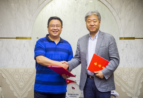 英语学院院长吴平与国家京剧院院长张凯华共同签订实习基地协议 英语学院院长吴平与国家京剧院院长张凯华共同签订实习基地协议