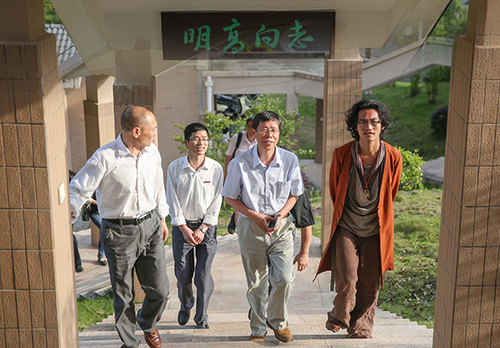 崔希亮校长在武夷学院校园参观 崔希亮校长在武夷学院校园参观