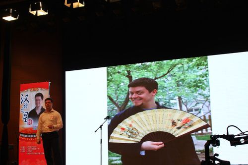 高慕鸿进行才艺展示 高慕鸿进行才艺展示