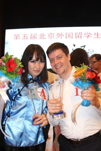 美国学生高慕鸿、蒙古学生巴图萨娜 美国学生高慕鸿、蒙古学生巴图萨娜