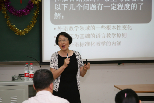 靳洪刚教授在汉语速成学院做学术讲座 靳洪刚教授在汉语速成学院做学术讲座