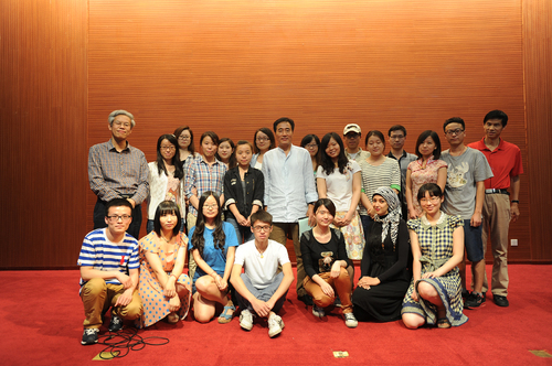 杨立新老师与同学们合影 杨立新老师与同学们合影