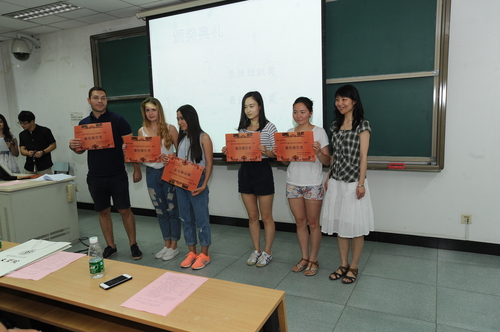5汉语教育学院副院长施家炜与获奖学生代表合影 5汉语教育学院副院长施家炜与获奖学生代表合影