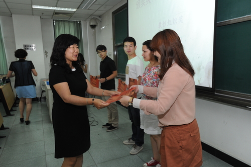 2汉语国际教育学部副主任毛悦为获奖学生代表颁奖 2汉语国际教育学部副主任毛悦为获奖学生代表颁奖