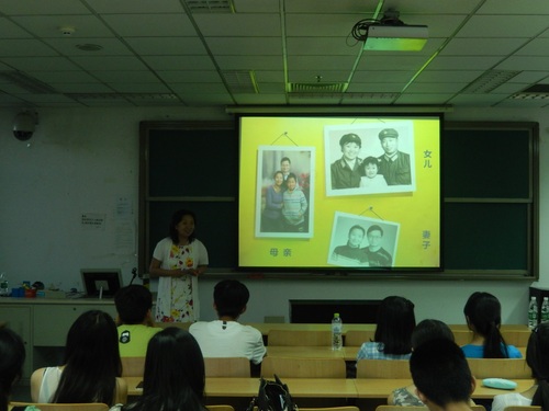 黄老师向现场同学提问 黄老师向现场同学提问