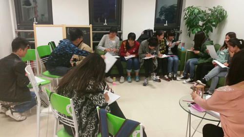 同学们在认真思考,画出自己的“职业生涯平衡轮” 同学们在认真思考,画出自己的“职业生涯平衡轮”