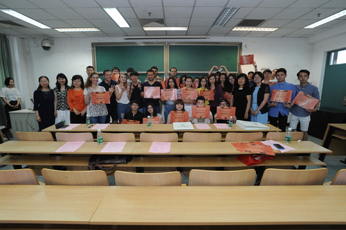 嘉宾与参加联合实习活动的师生合影 嘉宾与参加联合实习活动的师生合影