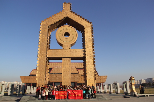 师生在殷墟博物苑合影 师生在殷墟博物苑合影