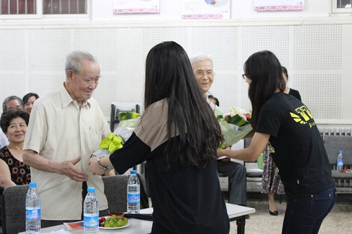 学生党员为抗战时期老干部潘末全同志(右)和李玉锁同志(左)献花 学生党员为抗战时期老干部潘末全同志(右)和李玉锁同志(左)献花