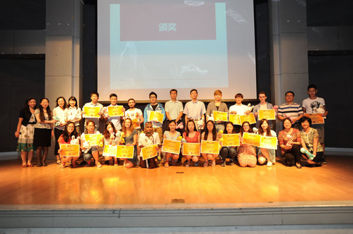 嘉宾与中外学生合影 嘉宾与中外学生合影