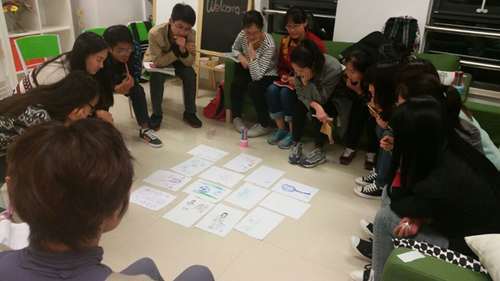 同学们在仔细观察彼此的“自画像” 同学们在仔细观察彼此的“自画像”