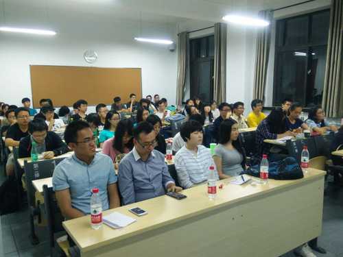 现场同学们认真听取经验 现场同学们认真听取经验