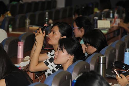 志愿者们再认真听讲 志愿者们再认真听讲