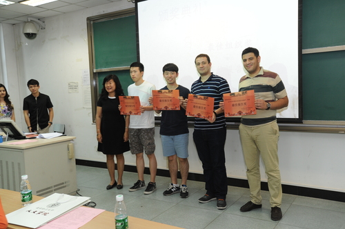 4汉语国际教育学部副主任毛悦与获奖学生代表合影 4汉语国际教育学部副主任毛悦与获奖学生代表合影