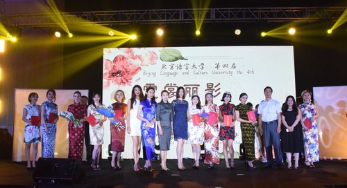 6 旗袍佳丽与领导评委大合照 6 旗袍佳丽与领导评委大合照