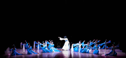 2 北语“大舞节”获奖舞蹈《月落春江》 2 北语“大舞节”获奖舞蹈《月落春江》