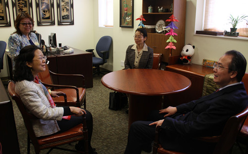 图1:洪磊总领事参观韦伯斯特大学孔子学院办公区 图1:洪磊总领事参观韦伯斯特大学孔子学院办公区