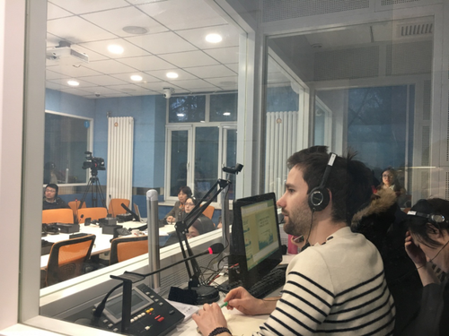 法语口译研二留学生李飞正在进行法汉同传 法语口译研二留学生李飞正在进行法汉同传