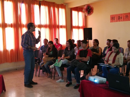 弗洛里德与师生积极互动 弗洛里德与师生积极互动