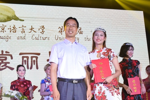 5 黄益方主任为冠军布贝颁奖 5 黄益方主任为冠军布贝颁奖