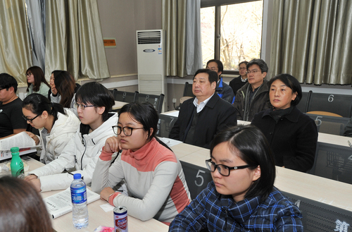 李书记在课堂听课 李书记在课堂听课