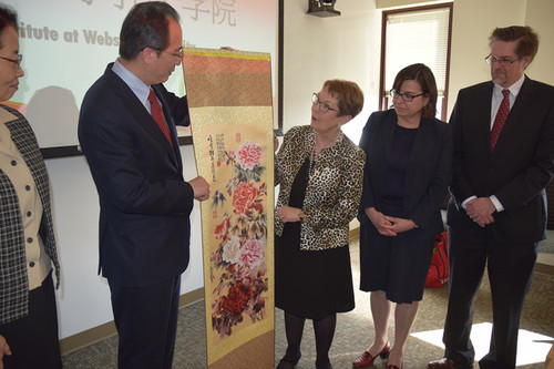 图3:洪磊总领事与韦伯斯特大学校长伊丽莎白博士互赠礼物 图3:洪磊总领事与韦伯斯特大学校长伊丽莎白博士互赠礼物