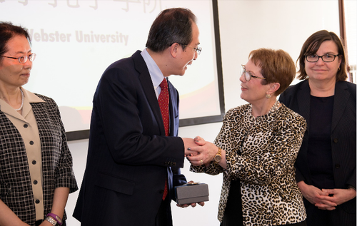 图2:韦伯斯特大学校长伊丽莎白博士与洪磊总领事互赠礼物 图2:韦伯斯特大学校长伊丽莎白博士与洪磊总领事互赠礼物