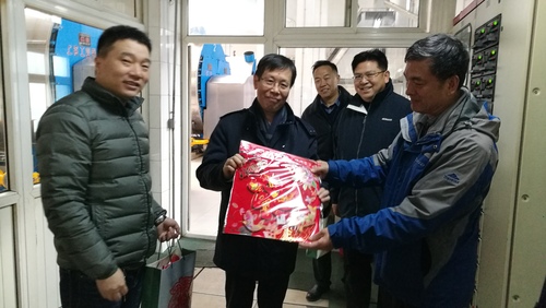 6 崔希亮校长为锅炉房员工赠送新春礼包 6 崔希亮校长为锅炉房员工赠送新春礼包