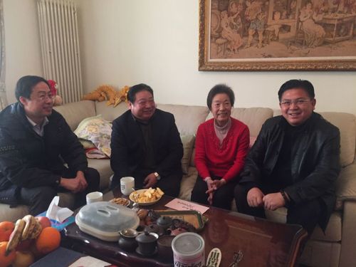 李宇明书记慰问刘学敏老师 李宇明书记慰问刘学敏老师