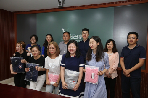 5 各学部(院)领导为往届研支团成员颁发纪念品 5 各学部(院)领导为往届研支团成员颁发纪念品