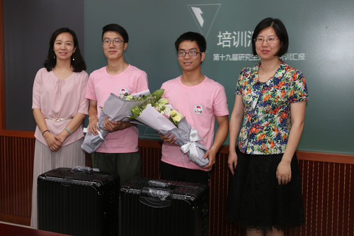 6 高金萍部长和赵璞副院长为第十九届研支团成员发放保障品 6 高金萍部长和赵璞副院长为第十九届研支团成员发放保障品
