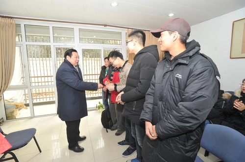 2 李宇明书记为寒假留校家庭经济困难学生发放新春红包 2 李宇明书记为寒假留校家庭经济困难学生发放新春红包