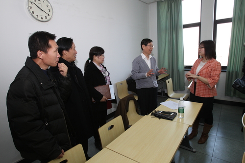 崔校长与任课老师交谈 崔校长与任课老师交谈