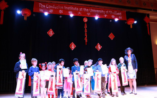 福克斯市长为生肖画比赛获奖者颁发奖状 福克斯市长为生肖画比赛获奖者颁发奖状