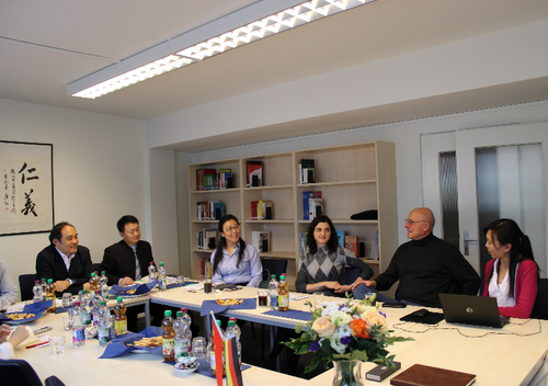 赵副主任与波恩孔子学院优秀学员进行亲切交流 赵副主任与波恩孔子学院优秀学员进行亲切交流