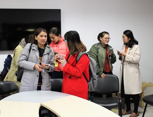 图3 新疆西藏同学与学业辅导员热切交流 图3 新疆西藏同学与学业辅导员热切交流