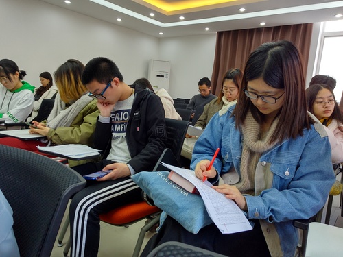 图3 学生干部认真记笔记 图3 学生干部认真记笔记