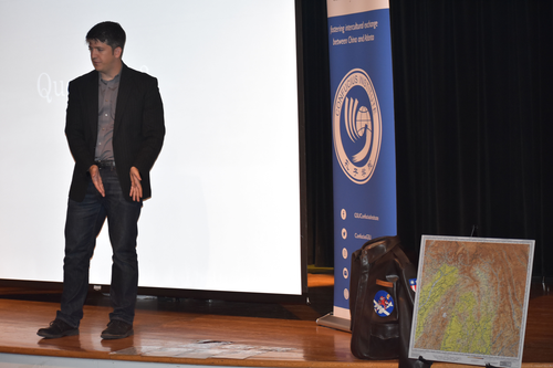 主讲人丹尼尔·杰克逊(Daniel Jackson)向听众展示相关资料 主讲人丹尼尔·杰克逊(Daniel Jackson)向听众展示相关资料