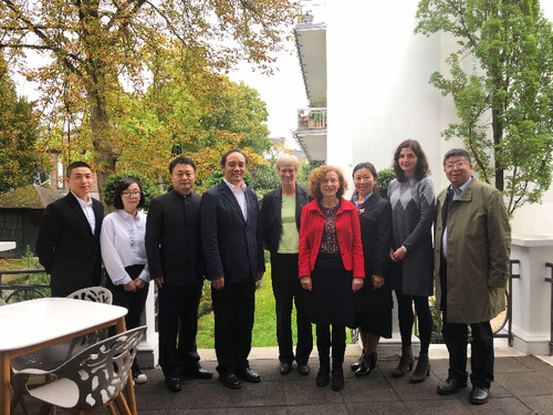 汉办代表团与波恩大学副校长米勒女士、波恩孔子学院中方李院长、德方杨院长合影留念 汉办代表团与波恩大学副校长米勒女士、波恩孔子学院中方李院长、德方杨院长合影留念