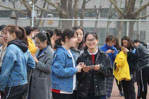 图2 开心的观众们 图2 开心的观众们