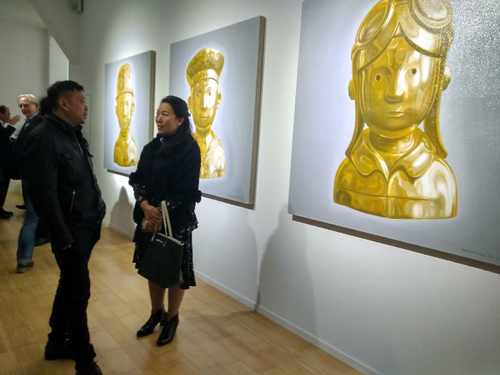 波恩孔院中方院长李京晔教授(右)与艺术家沈敬东(左)在其“陆军”、“海军”、“空军”作品旁进行交流探讨 波恩孔院中方院长李京晔教授(右)与艺术家沈敬东(左)在其“陆军”、“海军”、“空军”作品旁进行交流探讨