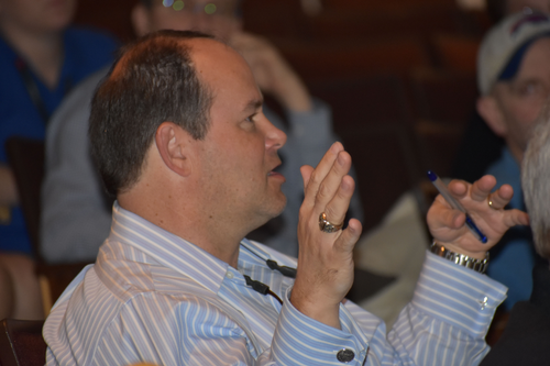 会场听众积极提问 会场听众积极提问