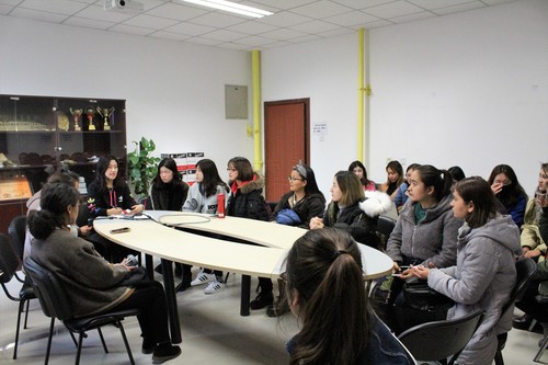 图1 谭佳琳老师主持启动仪式 图1 谭佳琳老师主持启动仪式