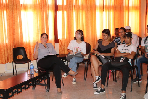 迪亚斯女士与观众互动交流 迪亚斯女士与观众互动交流