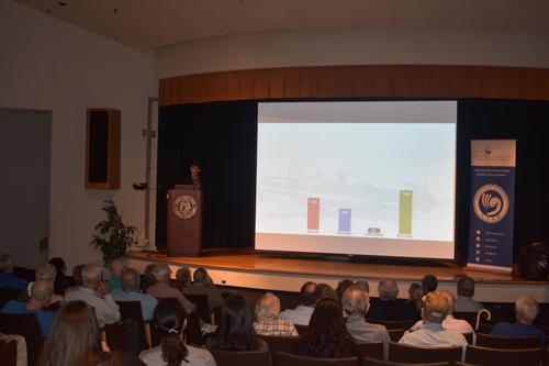 主讲人丹尼尔·杰克逊(Daniel Jackson)向听众展示相关数据 主讲人丹尼尔·杰克逊(Daniel Jackson)向听众展示相关数据