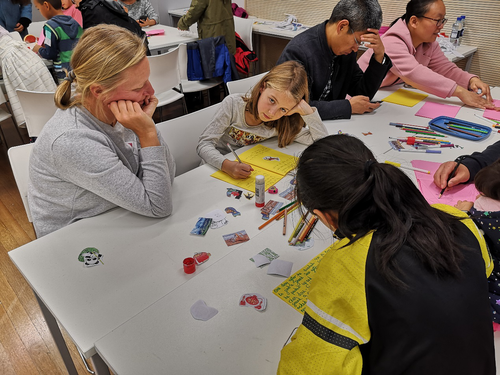 小朋友在认真创作 小朋友在认真创作